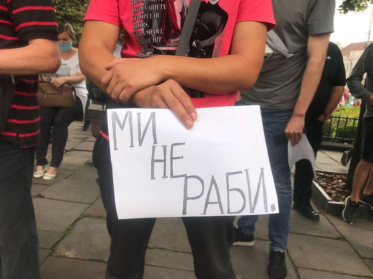"Мы не рабы". В Черновцах протестовали против ужесточения карантина