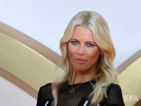 50-річна Шиффер у сукні в сіточку ефектно задула свічки на торті