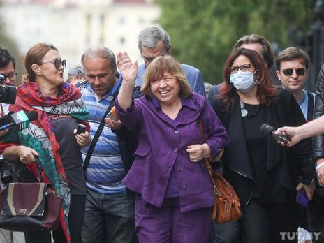 Письменниця Алексієвич: Єдина людина, яку зараз слухає Лукашенко, – це Путін