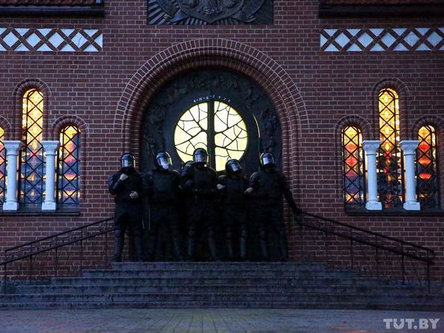 Протести в Білорусі. ОМОН у Мінську розігнав демонстрантів, людей замикали в костелі