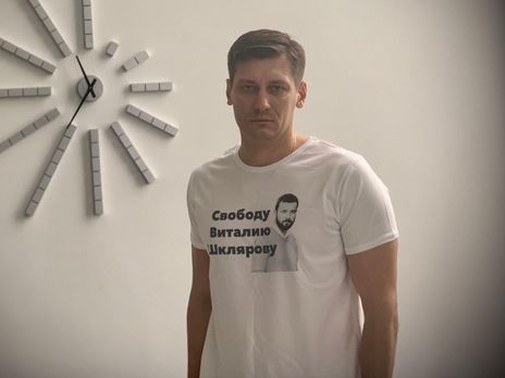 Шкляров до сих пор в минском СИЗО, вместе с ним схваченные на улицах люди. Заложников Колин папа умеет брать лучше, чем автомат