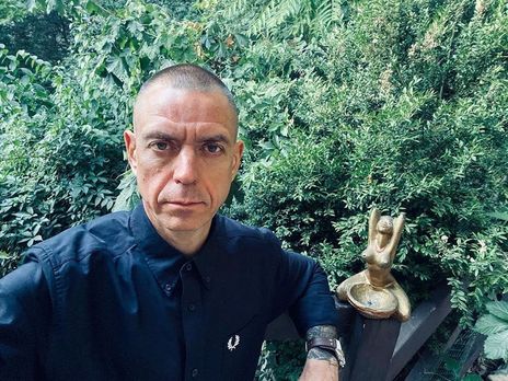 Михалок с голым торсом показал бицепсы, сообщив свой вес