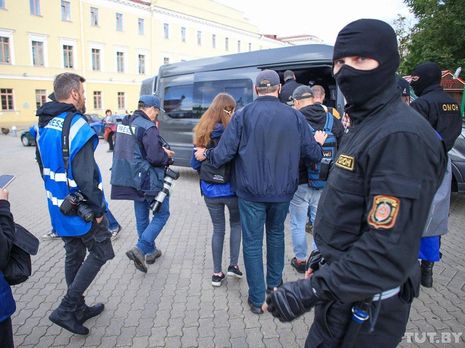 Журналистов доставили в Октябрьское районное управление внутренних дел Минска