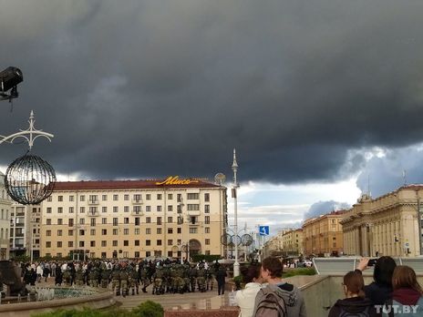 Из оцепления силовиков в Минске разрешили выйти женщинам, мужчин задерживают
