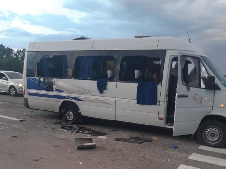 На трассе Киев – Харьков расстреляли автобус со сторонниками Кивы. Нардеп заявляет, что есть погибшие и похищенные