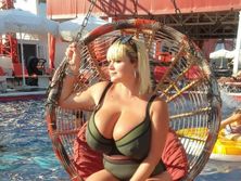 "Классная Дюймовочка!" Обладательница самой большой груди в Украине станцевала перед камерой