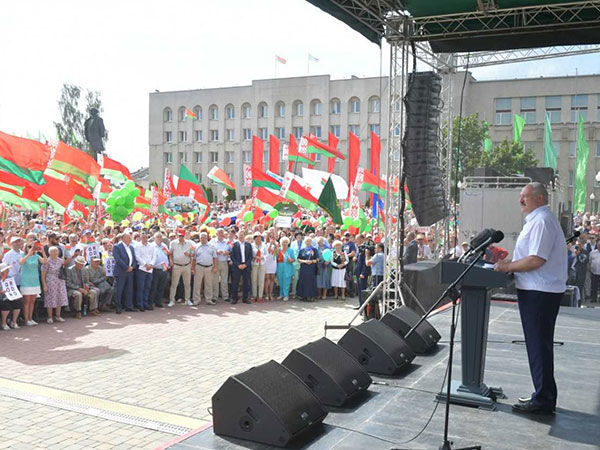 Лукашенко заявив, що на його підтримку на мітинги вийшли 3 млн осіб. ЗМІ підрахували, що цифру перебільшено