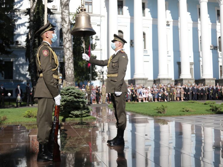 В Україні вшановують пам'ять захисників. Імена полеглих героїв зачитували 40 хвилин