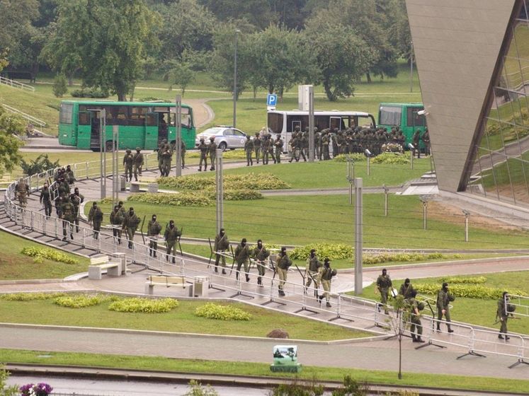 В центр Минска стянули силовиков и военную технику