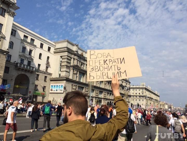 В Минске начались первые стычки силовиков и протестующих