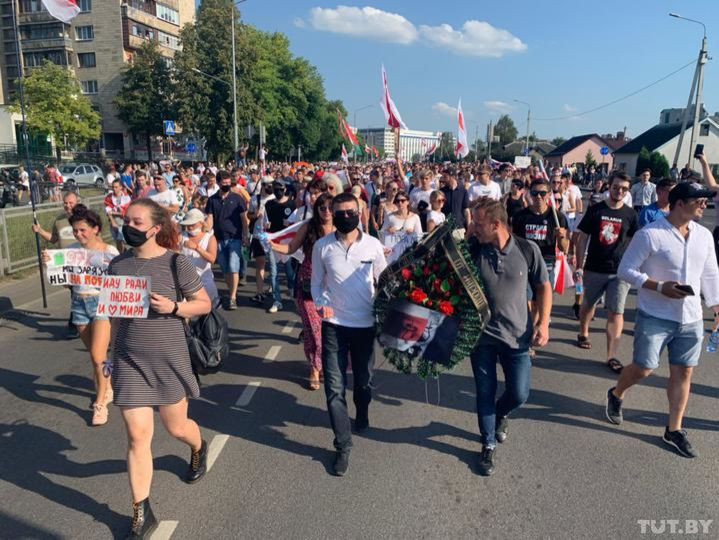 Протести в Білорусі. Тисячі людей підійшли до резиденції Лукашенка