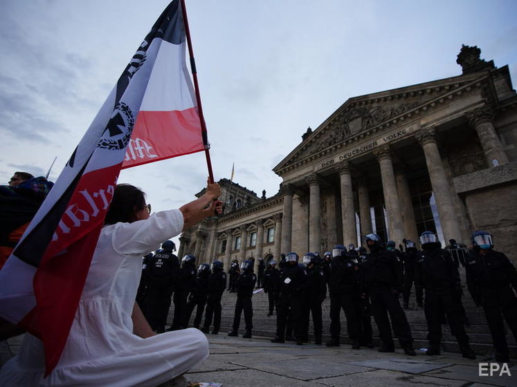 В Берлине протестующие против карантинных ограничений с флагами России штурмовали здание парламента. Видео