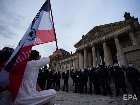 В Берлине протестующие против карантинных ограничений с флагами России штурмовали здание парламента. Видео