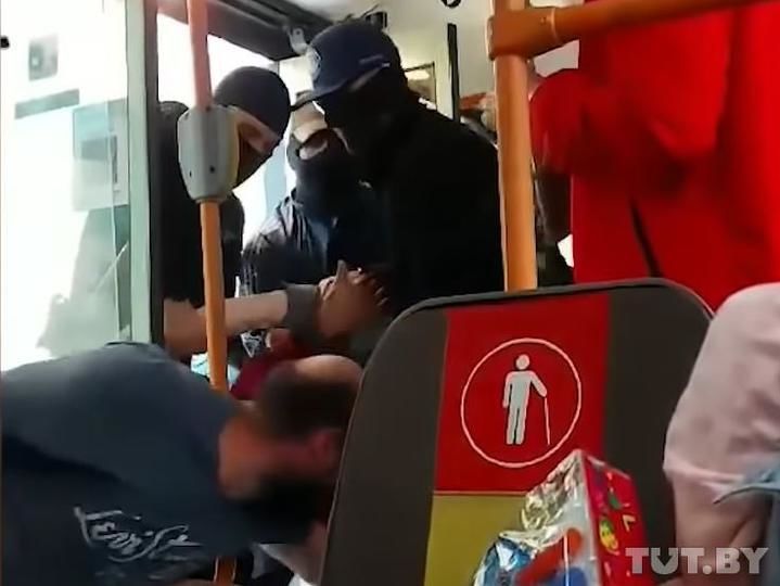 В МВД Беларуси рассказали, что женщина укусила силовика за бедро при задержании в троллейбусе