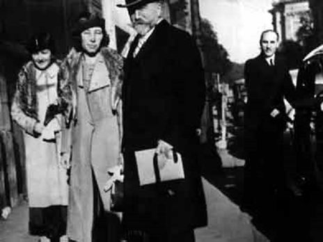 Генерал Євген Міллер із дружиною. На задньому плані біля машини агент радянських спецслужб Микола Скоблін