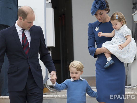 Принц Уильям и его жена Кейт взяли детей в официальную поездку в Канаду. Видео