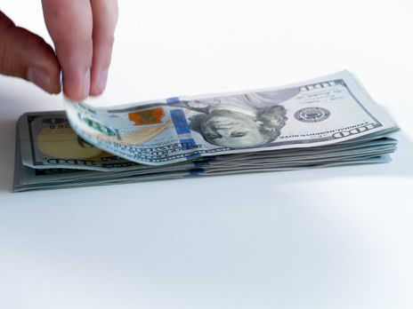 Гривна продолжает дешеветь по отношению к основным валютам