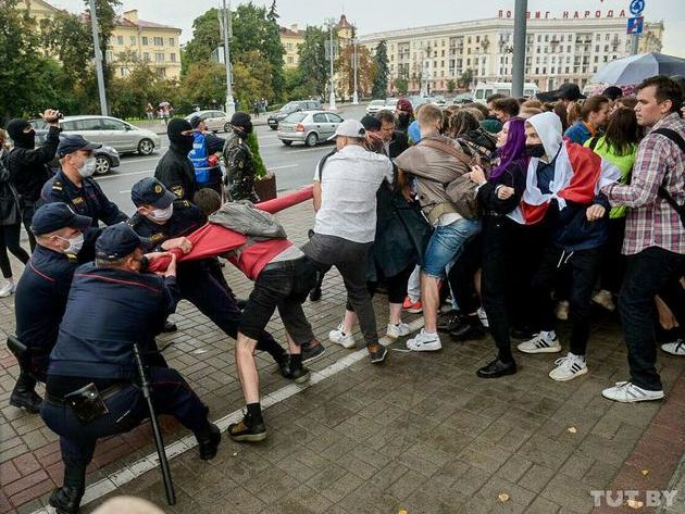 В центре Минска ОМОН разогнал студенческую акцию протеста. Есть задержанные