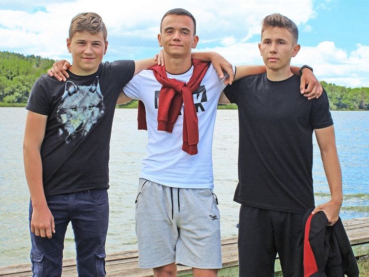 Зеленський нагородив медалями трьох підлітків, які врятували жінку, що тонула у Вінницькій області