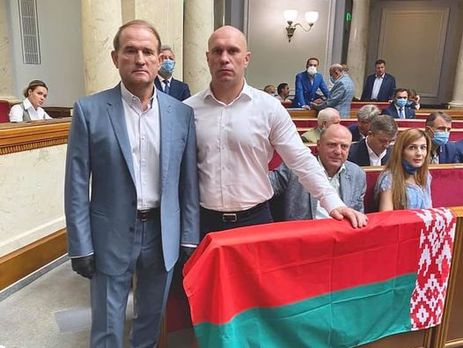 Медведчук и Кива вывесили в Верховной Раде Украины государственный флаг Беларуси