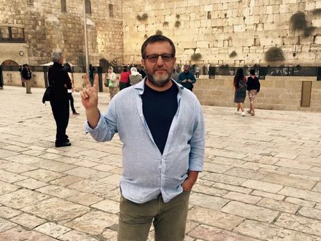 Лукашенко – псих и сына угробил. Жалко их. Ведь они даже не понимают, что больны. Впрочем, все психи такие