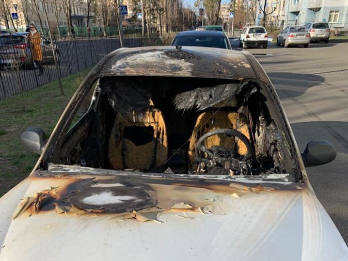 "Бахнули керосинчик в кастрик". Кому из политиков, журналистов и активистов сожгли авто за время президентства Зеленского. Список
