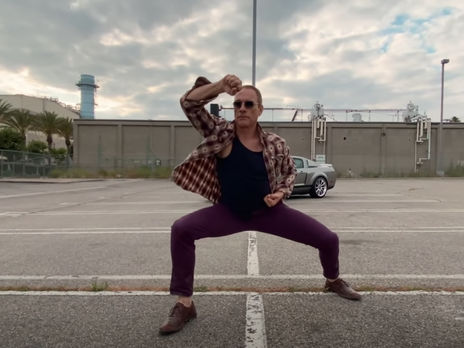 Ван Дамм в клипе устроил танцы на парковке