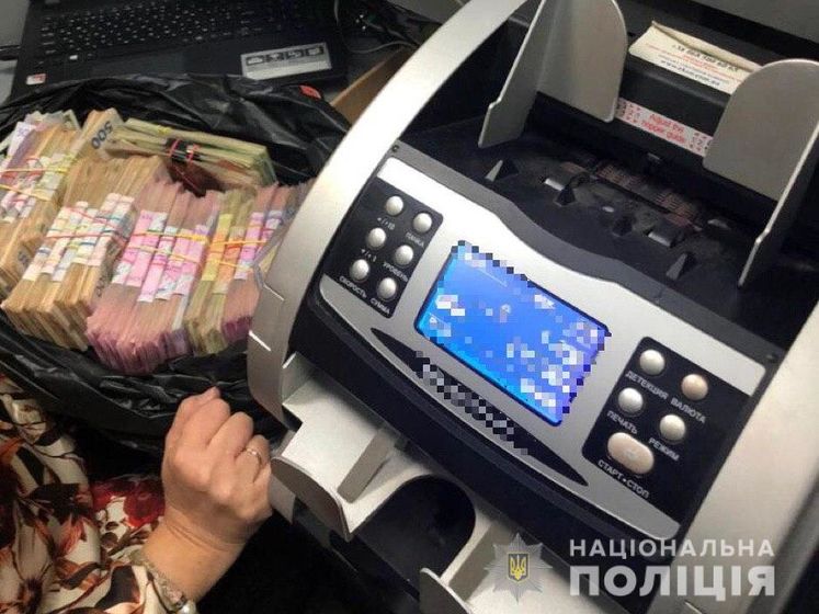 Проводили незаконні операції із криптовалютою. Поліція викрила в Києві мережу обмінних пунктів