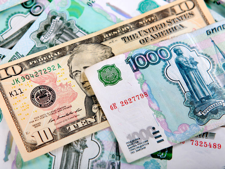Долар і євро різко подорожчали в Росії після повідомлень про "Новачок" в організмі Навального