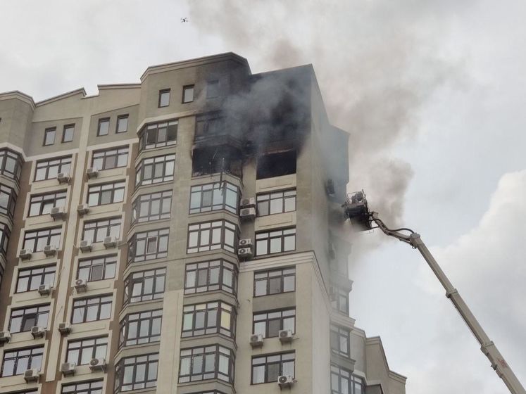 У Києві чоловік виліз на кондиціонер на 24-му поверсі, рятуючись від пожежі. Відео
