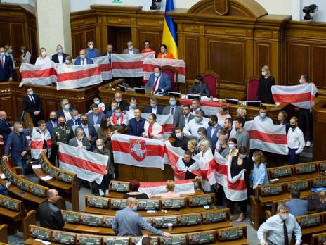 У Раді сталася сутичка через білоруські прапори. Разумков закликав Киву приносити до парламенту українську символіку