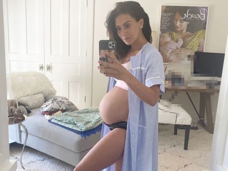 Беременная жена Болдуина попрыгала на берегу океана