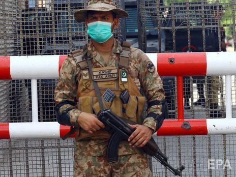 В результате взрыва бомбы в Пакистане погибли трое военных