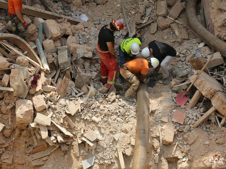 Сердцебиение под руинами. Спасатели надеются найти выжившего через месяц после взрыва в порту Бейрута