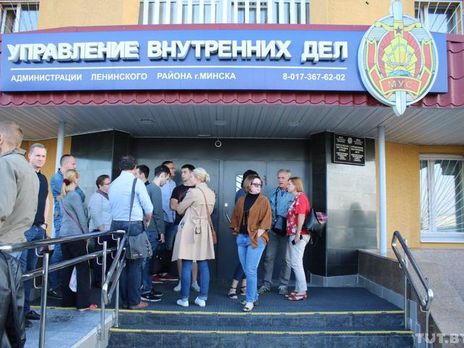 Біля Ленінського РУВС у Мінську зібралися батьки та друзі затриманих студентів