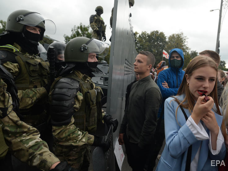 В Минске силовики распылили слезоточивый газ, когда участник протестов писал на щитах: "Лука, уходи!" Видео