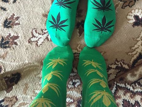 У Росії жінку оштрафували за фотографію шкарпеток із малюнком конопель