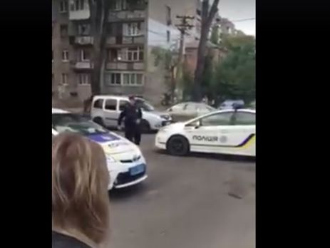 Очевидец: Полиция ведет переговоры с преполагаемым убийцей патрульных в Днепре