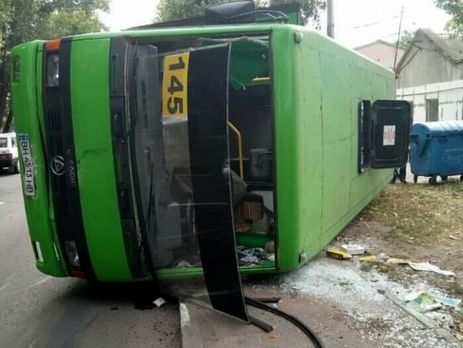 В Одессе во время движения перевернулась маршрутка с пассажирами