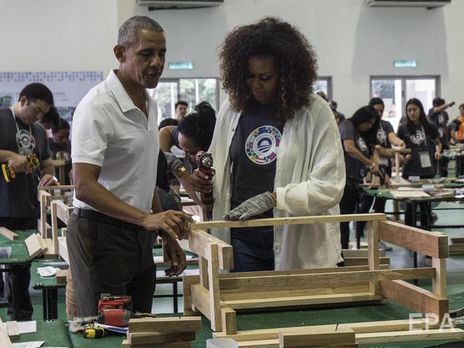 Фата и белое платье. Жена Обамы показала свадебное фото