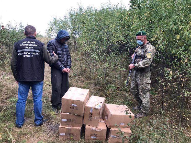 Под Харьковом на границе с Россией задержали мужчину. Он вез на лошади табак для кальяна