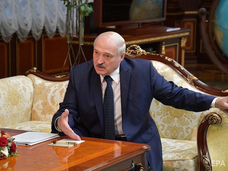 Лукашенко розповів, навіщо ходив з автоматом