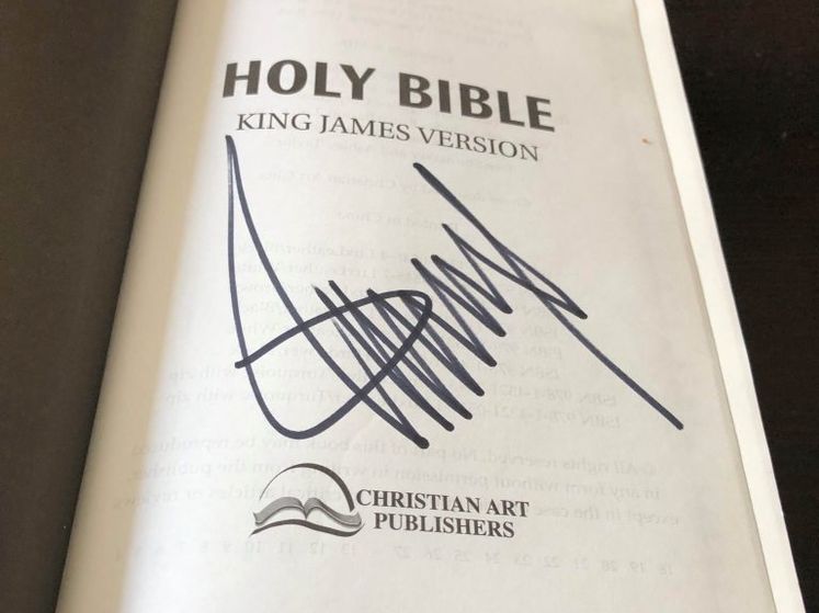 Біблію з автографом Трампа виставили на продаж