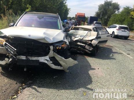 У Дніпропетровській області Mercedes виїхав на зустрічну смугу, у ДТП загинуло троє людей