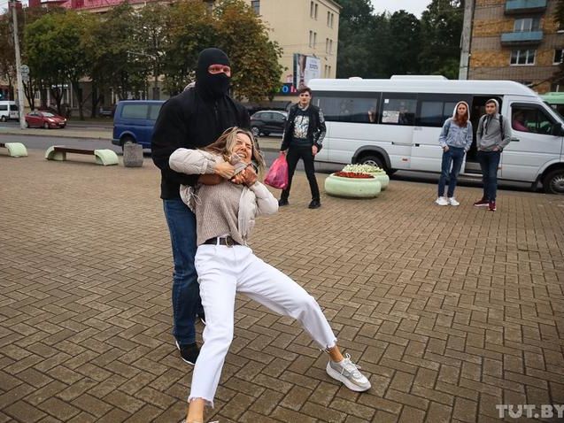 Люди в масках затримали в Мінську кількох учасників акції солідарності з Колесниковою