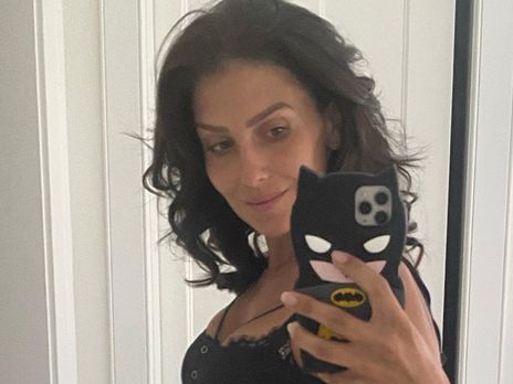 Беременная жена Болдуина показала живот на позднем сроке