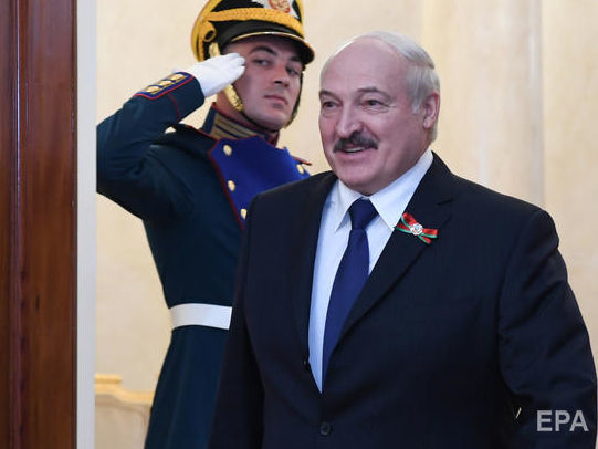 Лукашенко о появлении с автоматом: Американцы с космоса, сволочи, видят все и сразу дали в Варшаву сигнал, что мой вертолет поднялся