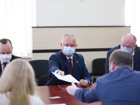 Додон прийшов до ЦВК Молдови на реєстрацію ініціативної групи зі збору підписів на підтримку його кандидатури на майбутніх виборах президента країни