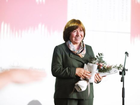 Белорусская оппозиционерка Алексиевич заявила, что не хочет покидать страну