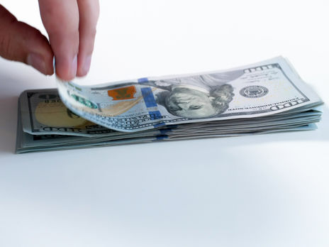 Гривня і далі дешевшає щодо долара